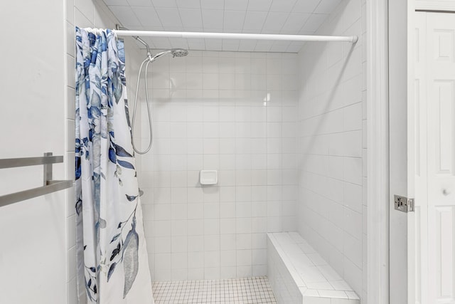 bathroom featuring a tile shower