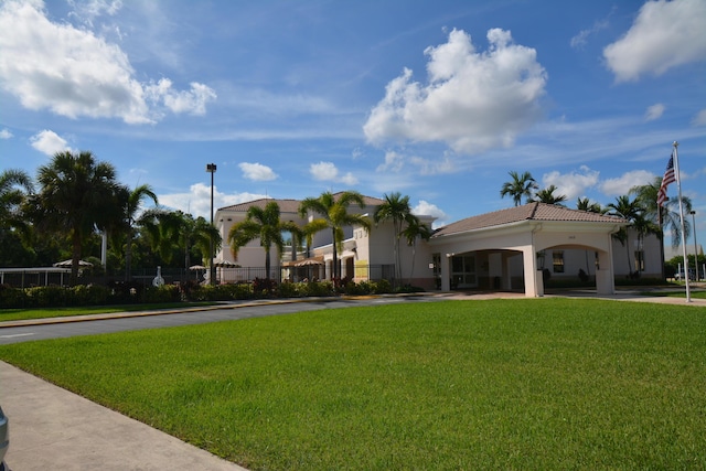 view of front of house featuring a front lawn