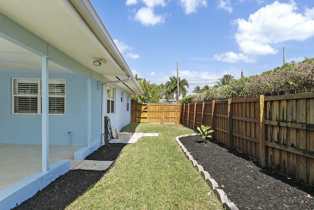 view of yard featuring a patio area