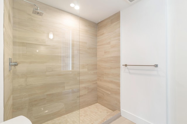 bathroom featuring a tile shower