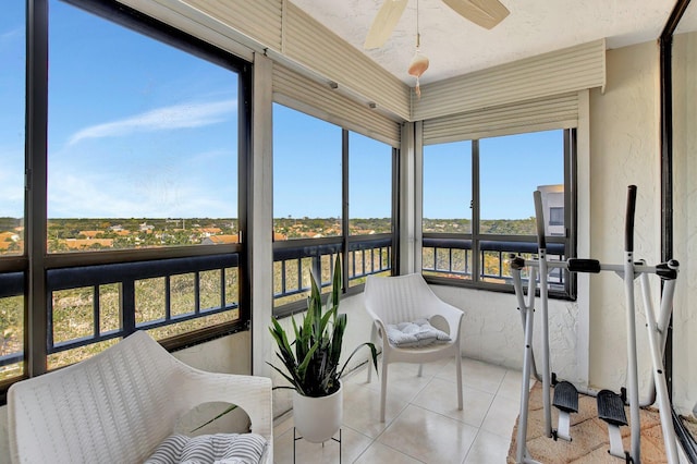 sunroom with ceiling fan