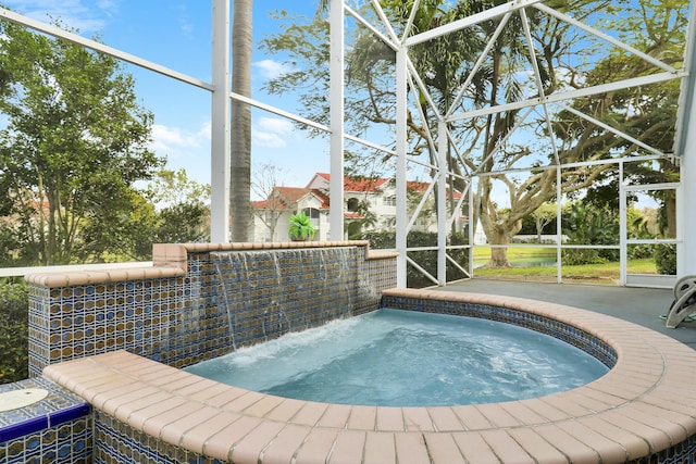 view of swimming pool featuring a jacuzzi and pool water feature