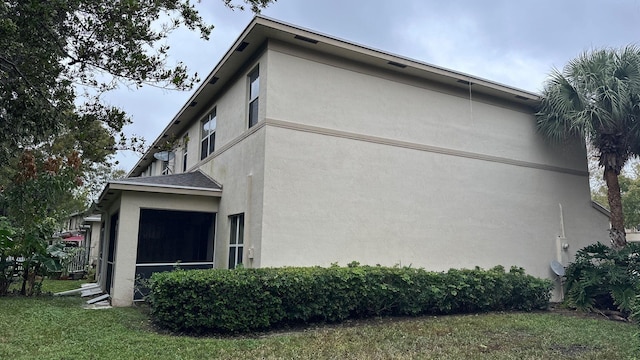 view of side of property featuring a lawn