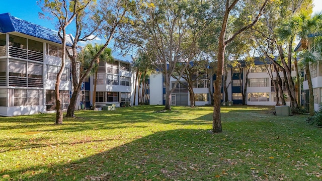 view of property's community featuring a lawn