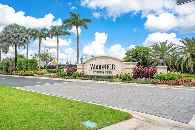 community / neighborhood sign featuring a lawn