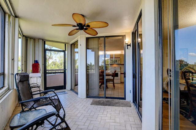 sunroom featuring ceiling fan