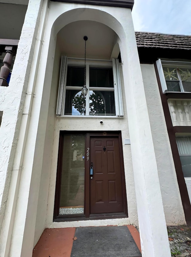 entrance to property with stucco siding