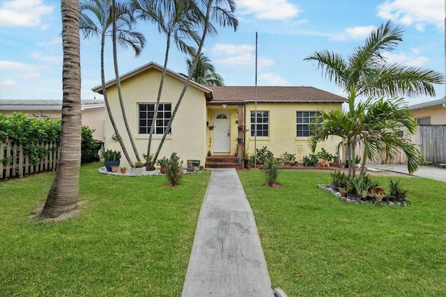 view of front facade featuring a front yard