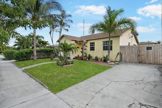 ranch-style house featuring a front lawn