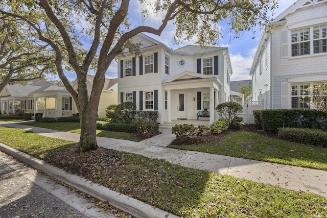 view of front facade featuring a front yard and covered porch