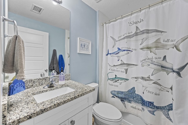 bathroom featuring a shower with curtain, vanity, a textured ceiling, and toilet