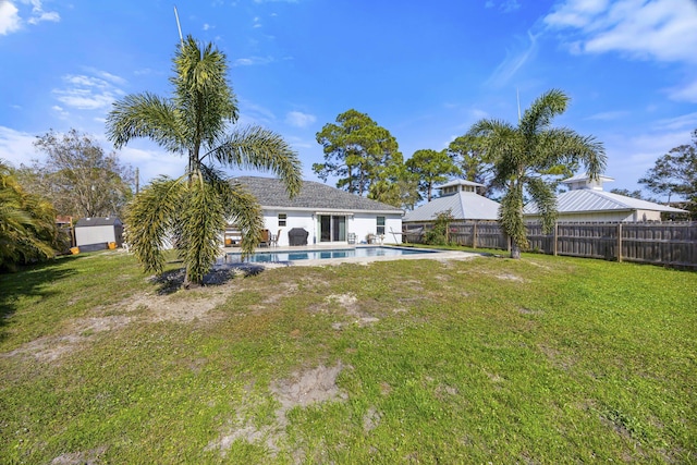 view of yard with a fenced in pool