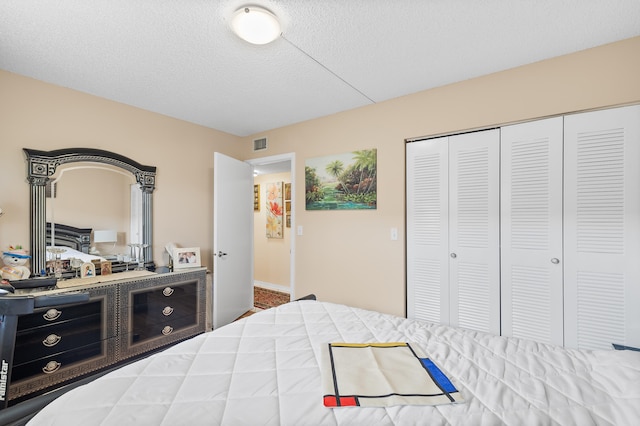 bedroom featuring a closet and a textured ceiling