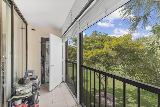 balcony featuring stacked washer / dryer