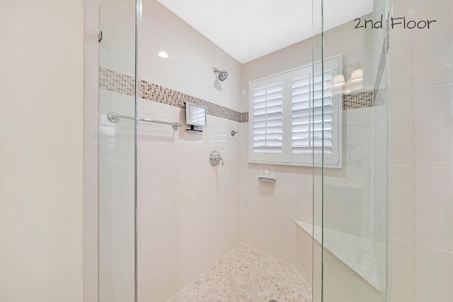 bathroom featuring a tile shower