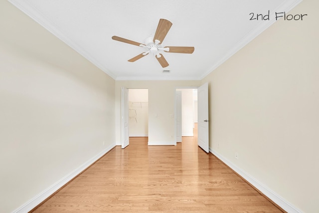 unfurnished room featuring crown molding, light hardwood / wood-style floors, and ceiling fan