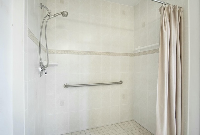 bathroom featuring a shower with shower curtain