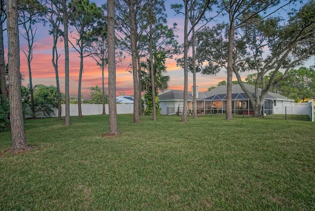 view of yard at dusk