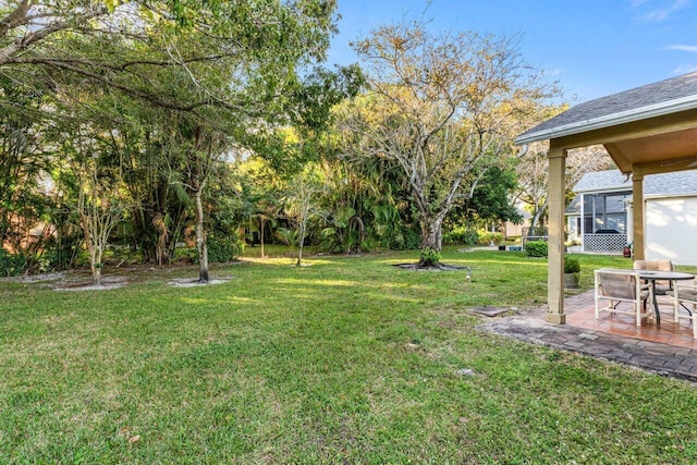 view of yard featuring a patio