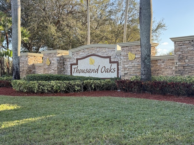 community sign with a yard