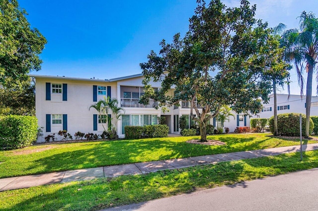 view of front facade featuring a front yard