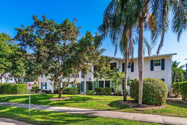 view of front of property featuring a front yard