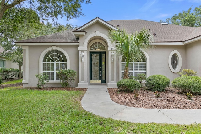 view of front of property featuring a front yard