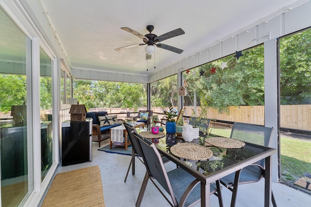 sunroom with ceiling fan