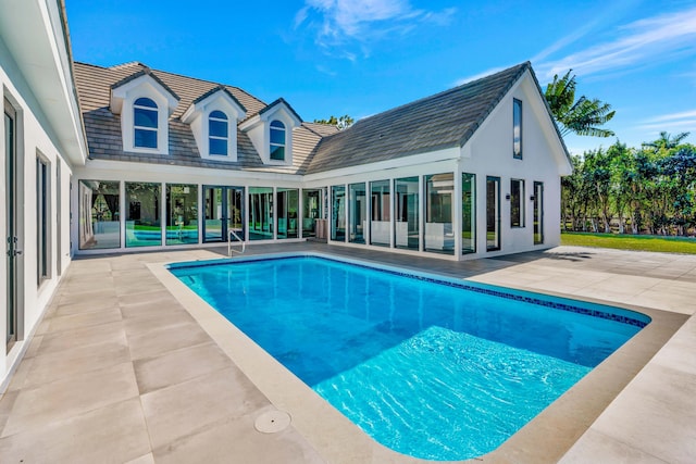 view of swimming pool featuring a patio