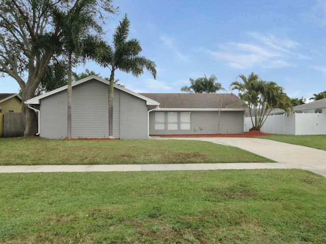 view of front of home featuring a front lawn