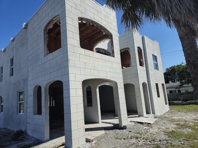 view of front of home featuring a patio