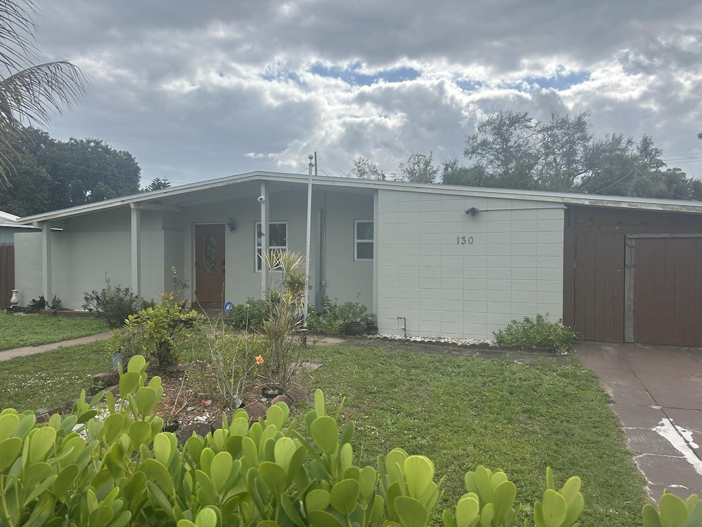 view of front of home with a front lawn