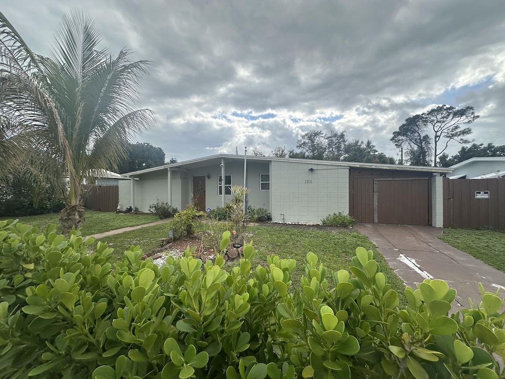 view of front facade with a garage and a front yard