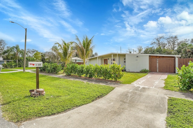 view of front of house featuring a front lawn