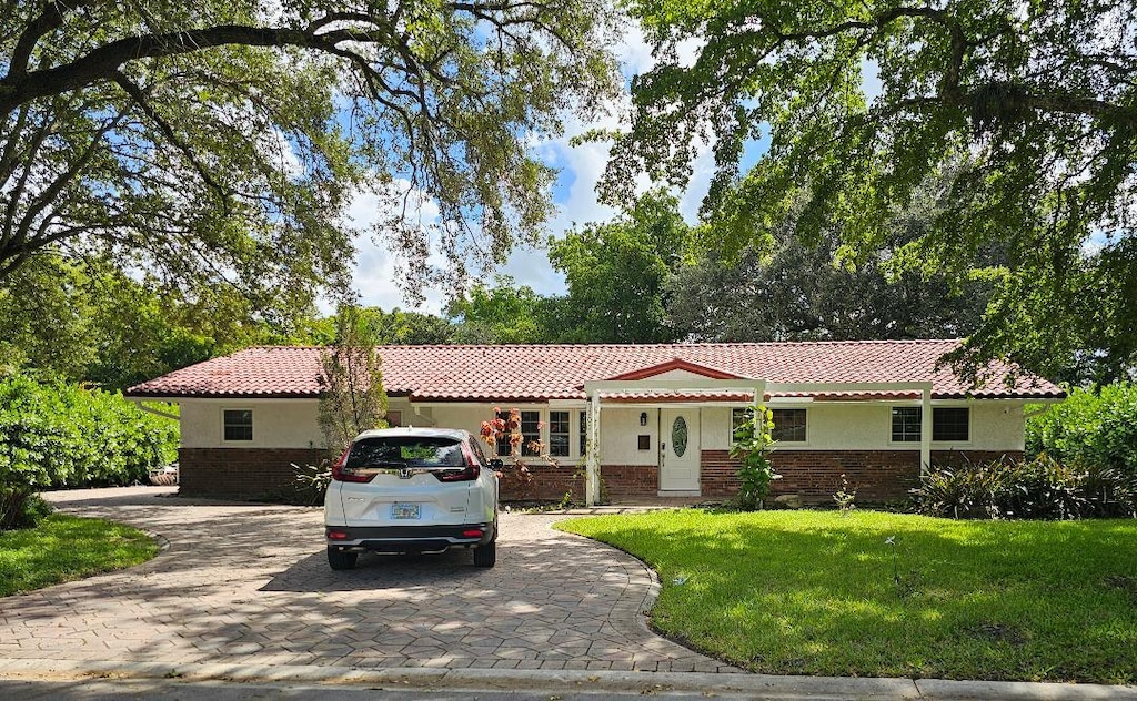 view of front of property featuring a front yard