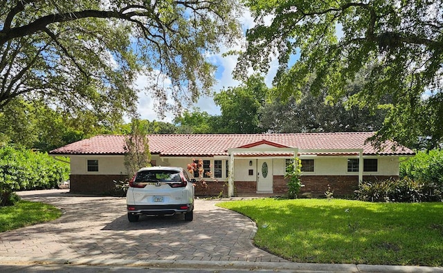 view of front of property featuring a front yard