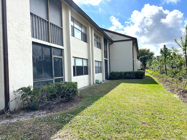 view of side of property featuring a lawn