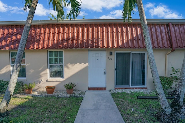 view of front of home featuring a front yard