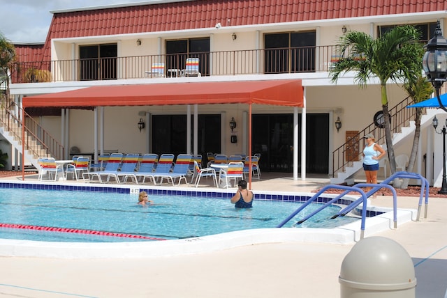 view of swimming pool featuring a patio