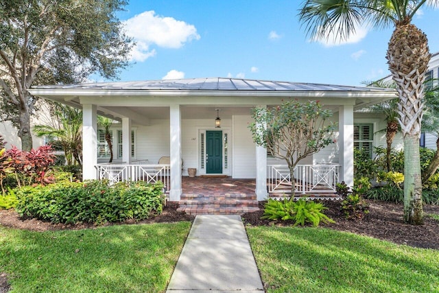 view of front facade featuring a porch and a front yard