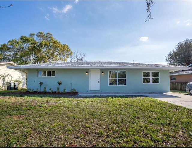 single story home with a front yard