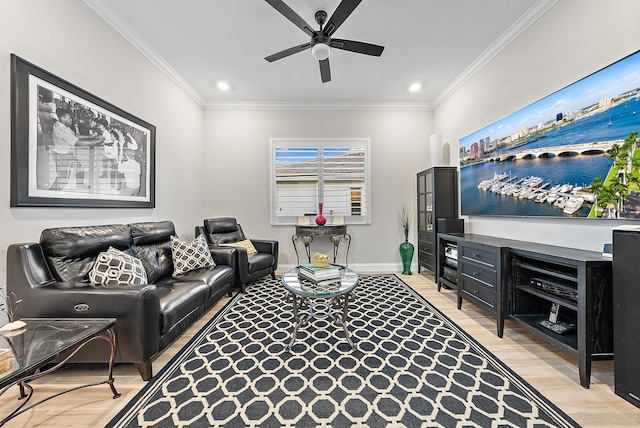 living area with baseboards, light wood-style flooring, ceiling fan, crown molding, and recessed lighting