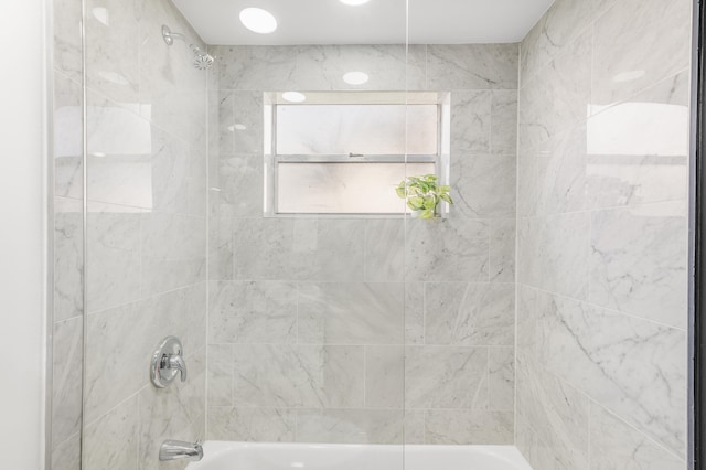 bathroom with tiled shower / bath combo