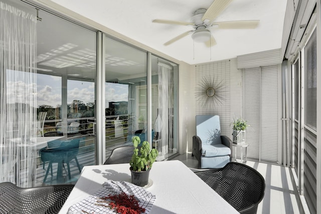 sunroom with ceiling fan