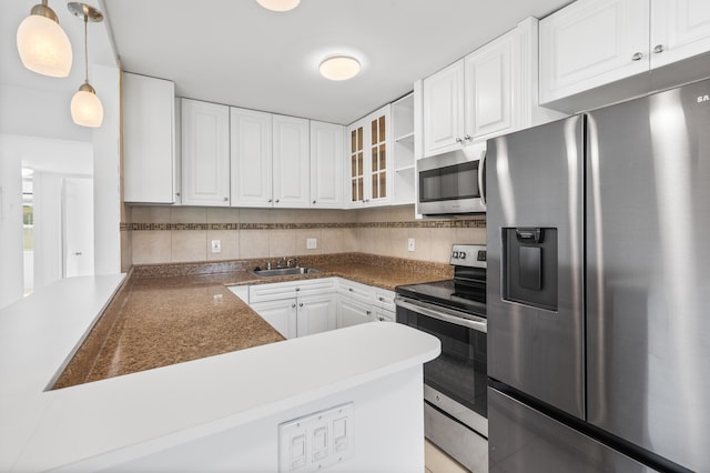 kitchen with sink, white cabinetry, decorative light fixtures, kitchen peninsula, and stainless steel appliances