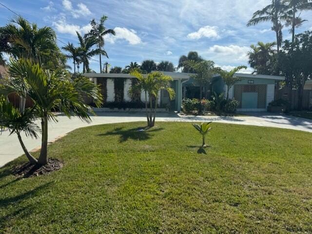 view of front of house featuring a front yard