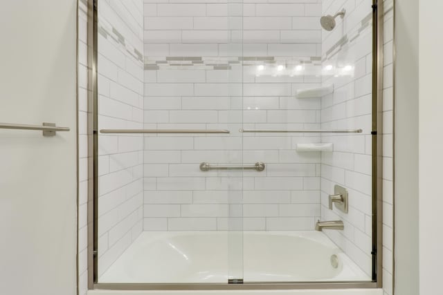 bathroom with enclosed tub / shower combo