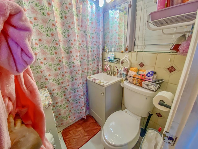 bathroom with sink, tile walls, decorative backsplash, toilet, and a shower with curtain