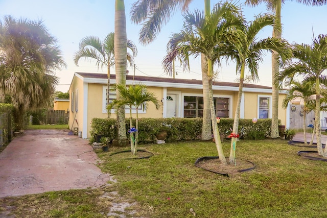 view of front of home featuring a front yard