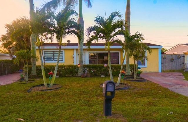 view of front of property featuring a lawn